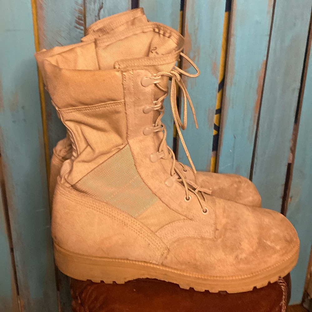 Wellco tan desert combat boots Vibram soles size 9.5 XW